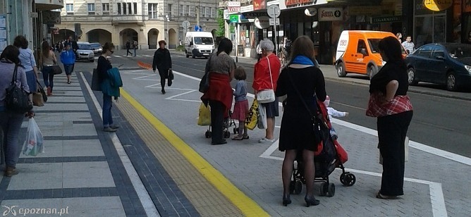 Piesi na przystanku wiedeńskim | fot. Monika