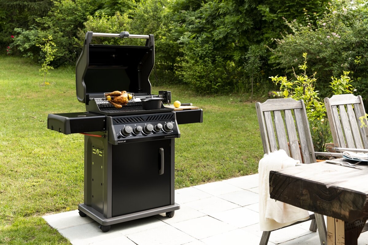 Rogue 425 RSB Grill, który może stać się pełnoprawną kuchnią zewnętrzną,wysposażony w palnik boczny i tylny oraz rożen w zestawie