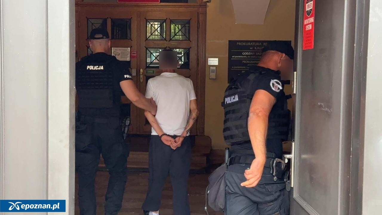 Podejrzany został doprowadzony do prokuratury. | fot. kalisz24.info.pl