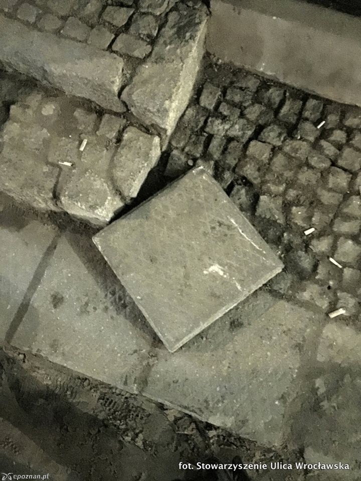Płyta chodnikowa, którą wybito szybę | fot. Stowarzyszenie Ulica Wrocławska