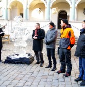 Na Starym Rynku stanęła pierwsza lodowa rzeźba | fot. Włodzimierz  Hoppel