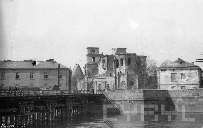 Odbudowany Most Cybiński i zniszczona katedra na Ostrowie Tumskim w 1945 roku | fot. Zbigniew Zielonacki / CYRYL