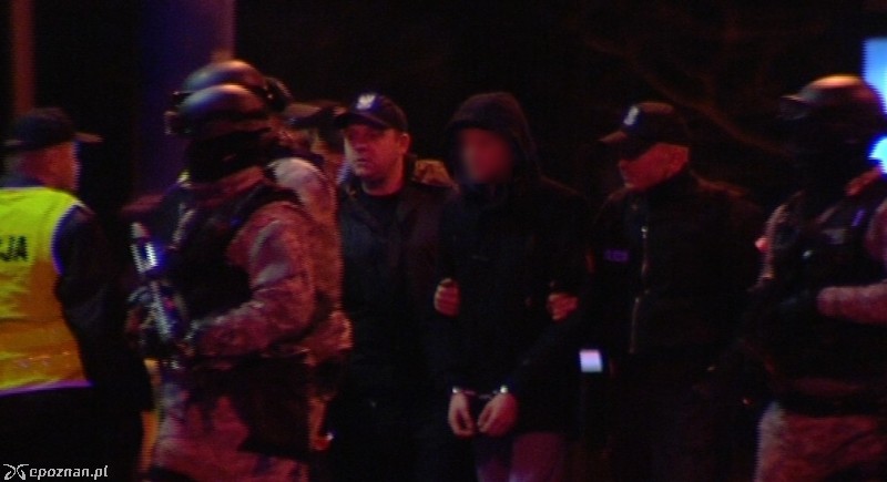 Adam Z. w trakcie nocnego eksperymentu w asyście policji