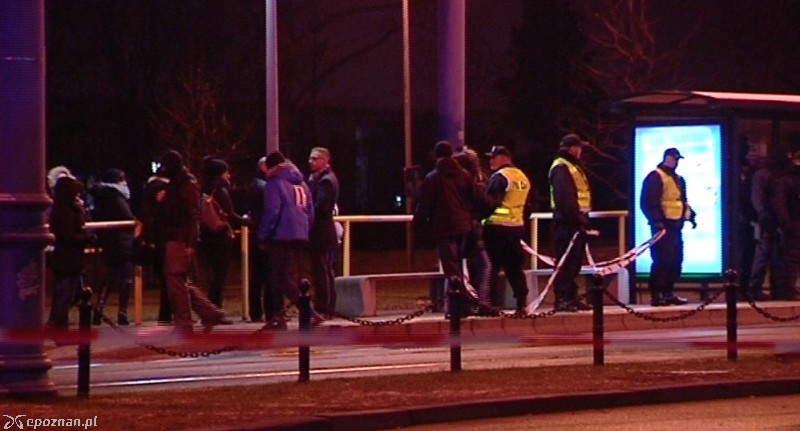 Pozorant w niebieskiej kurtce. Adam Z. w tym czasie stoi na przystanku w otoczeniu policjantów