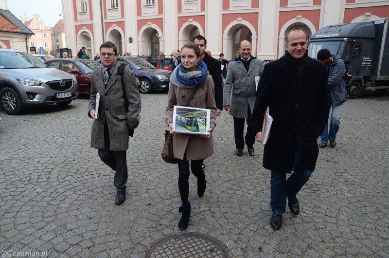 Oficjalne wręczenie obywatelskiego projektu uchwały dotyczącego zamrożenia podwyżki cen biletów | fot. Mateusz Kina