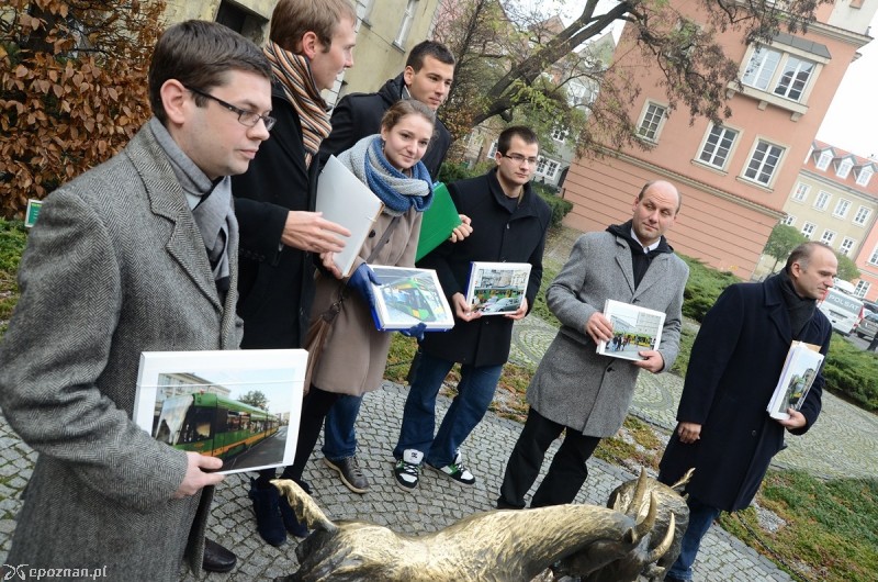 Oficjalne wręczenie obywatelskiego projektu uchwały dotyczącego zamrożenia podwyżki cen biletów | fot. Mateusz Kina
