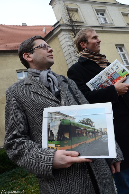 Oficjalne wręczenie obywatelskiego projektu uchwały dotyczącego zamrożenia podwyżki cen biletów | fot. Mateusz Kina