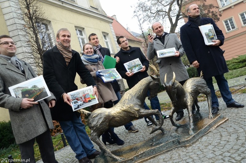 Oficjalne wręczenie obywatelskiego projektu uchwały dotyczącego zamrożenia podwyżki cen biletów | fot. Mateusz Kina