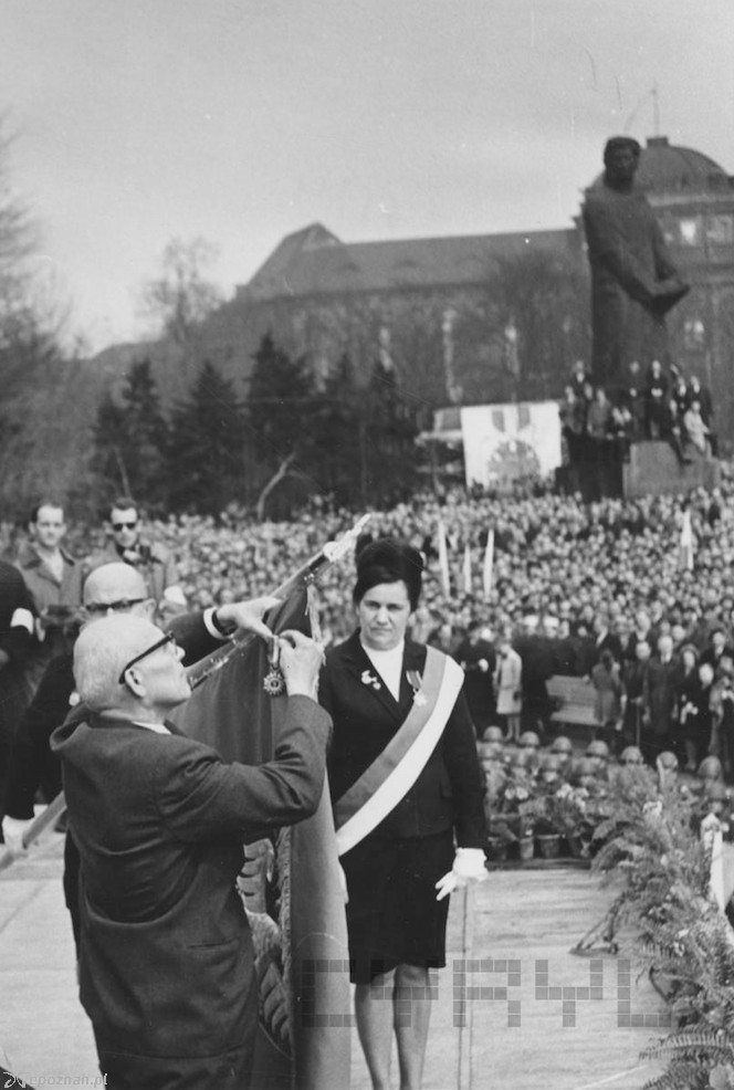 Władysław Gomułka dekoruje sztandar miasta Poznania | fot. Eugeniusz Kitzman / Archiwum Kroniki Miasta Poznania / CYRYL