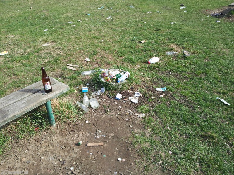 Boisko przed sprzątaniem | fot. Karol