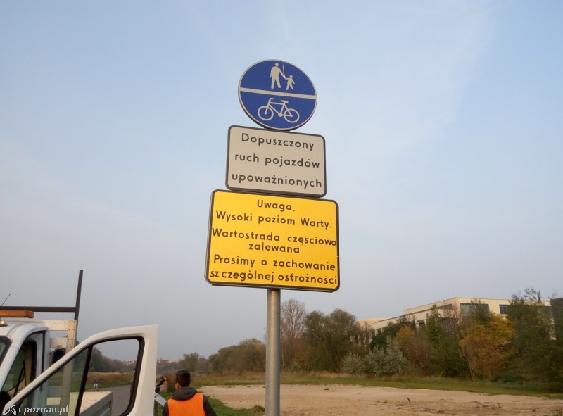 Znaki, które ustawiono przy trasie | fot. PIM