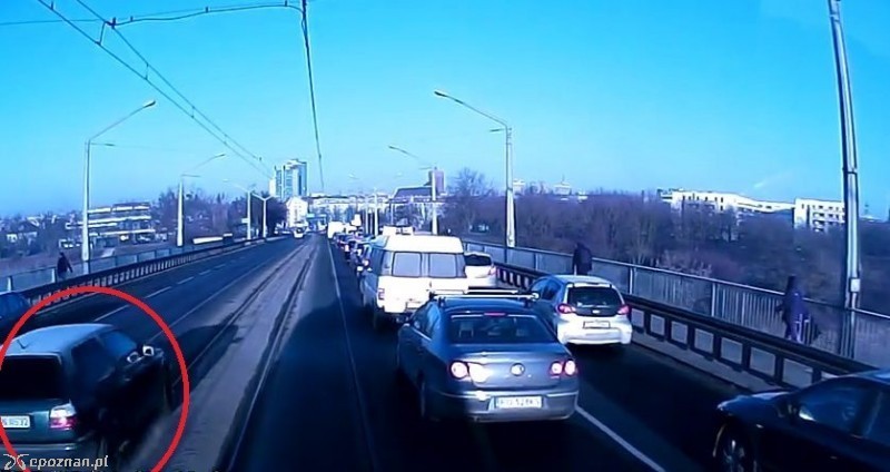 Wyprzedzanie korków i tramwaju w 2013 roku | fot. czytelnik
