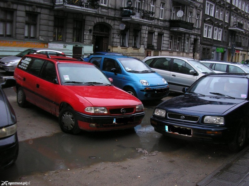 Tak parkowano tu auta przed remontem | fot. Stowarzyszenie Piękne Jeżyce