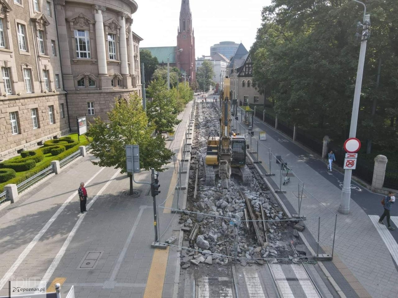 Ul. Fredry w Poznaniu. Zdemontowano stare szyny tramwajowe. | fot. Miasto Poznań
