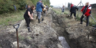 Łopaty, kalosze i grabie poszły w ruch. Zasypali rów, którym ścieki miały płynąć do Jeziora Kierskiego