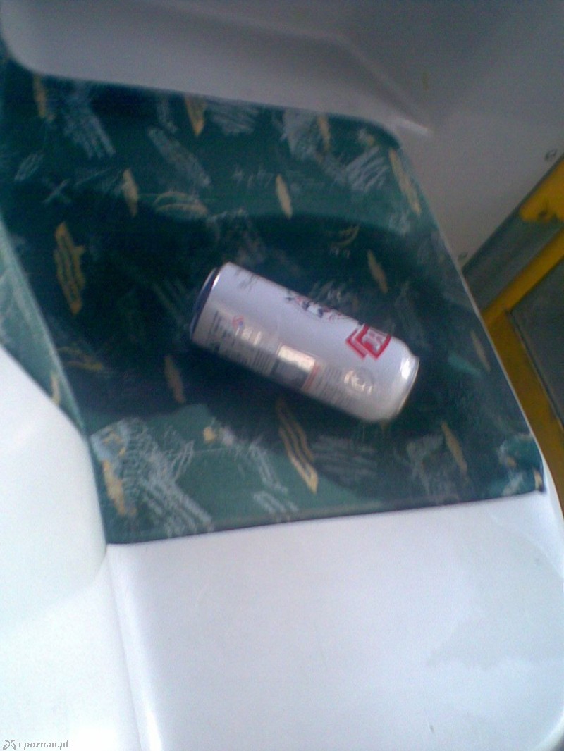 Przedmioty pozostawione przez bezdomnych w tramwaju linii nr 9 | fot. Mieszkaniec Wildy